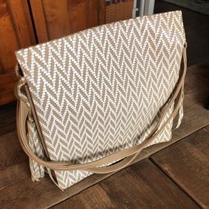 Kelly Wynne Handbag - Tan and White
